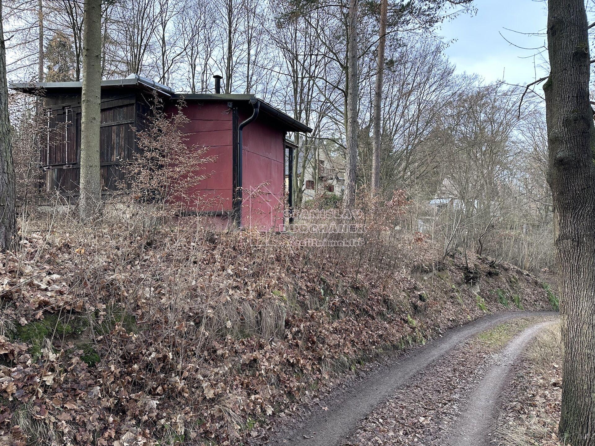 Chata 21 m2 + les 170 m2, vlastní pozemek, Chyňava, okres Beroun