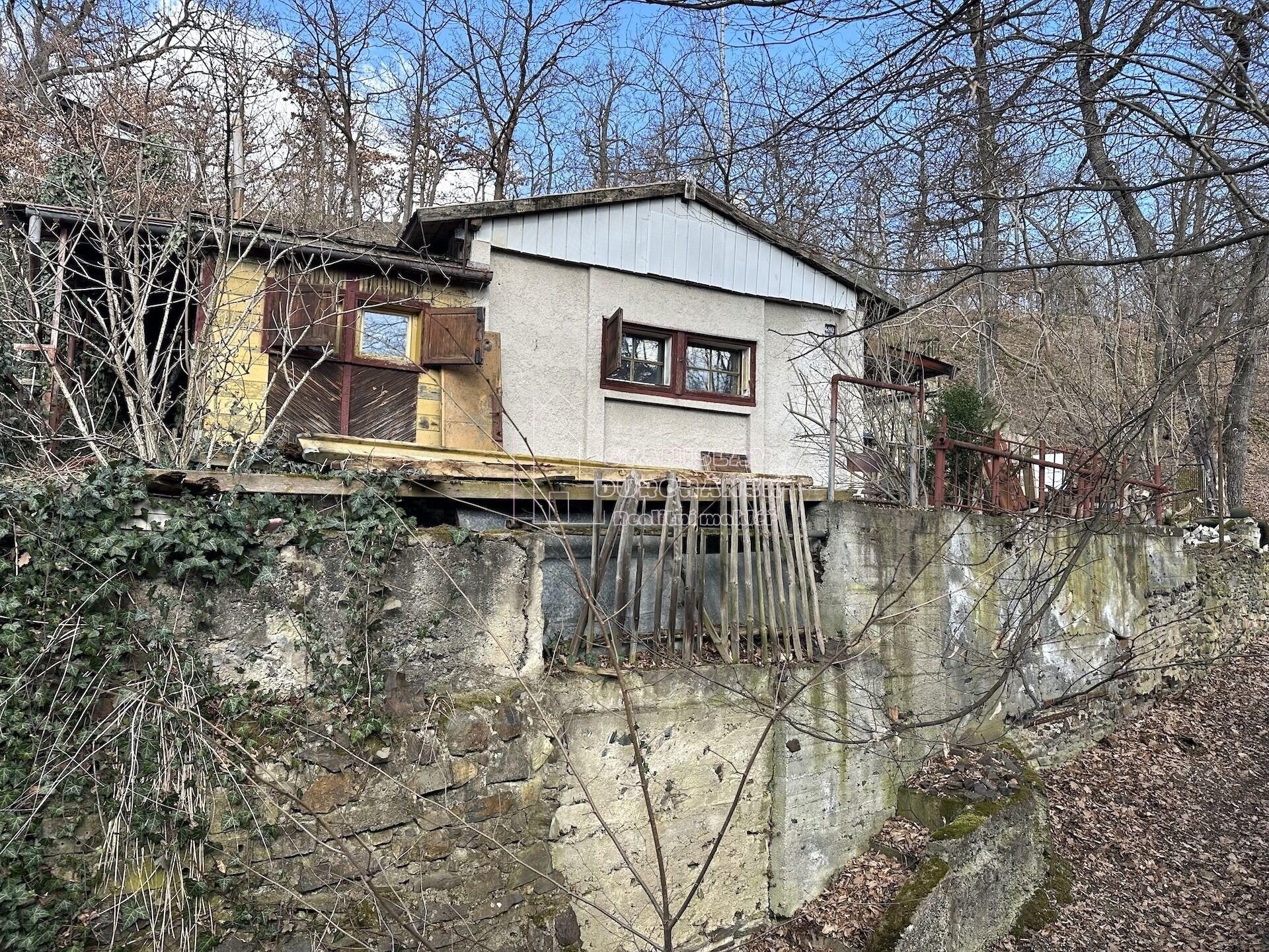 Chata k rekonstrukci / demolici – Jarov u Dolních Břežan (2 km od Prahy)