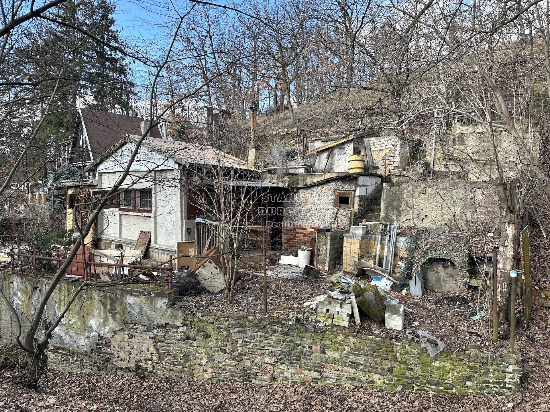 Chata k rekonstrukci / demolici – Jarov u Dolních Břežan (2 km od Prahy)