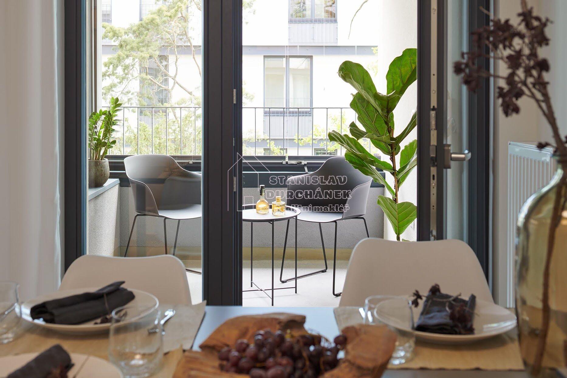 Pronájem vybaveného bytu 1+kk s lodžií, Praha 8-Střížkov, ulice Střížkovská, 5 minut od metra