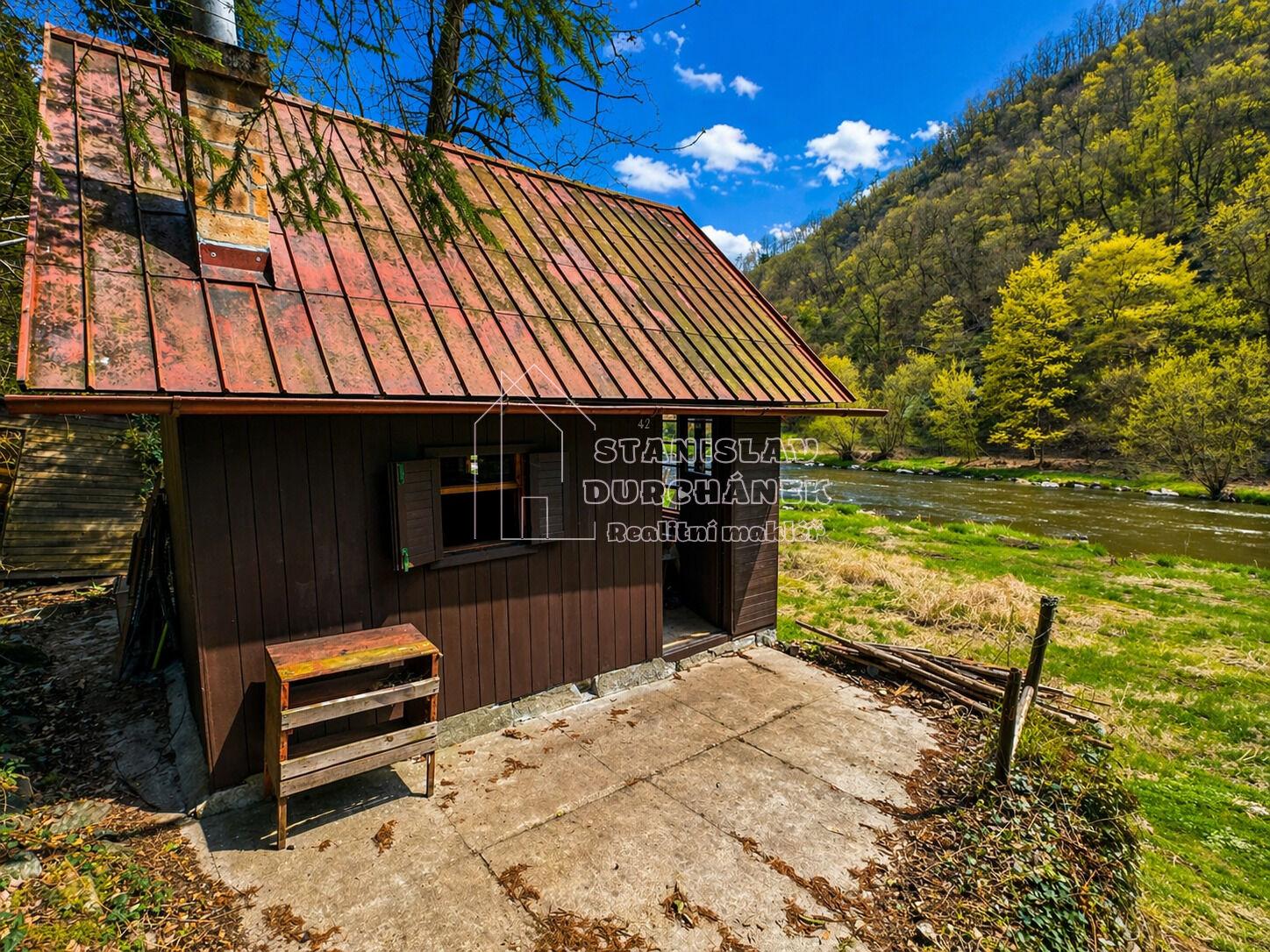 Prodej malé chaty v první řadě u řeky Sázavy – Kamenný Přívoz, část Hostěradice