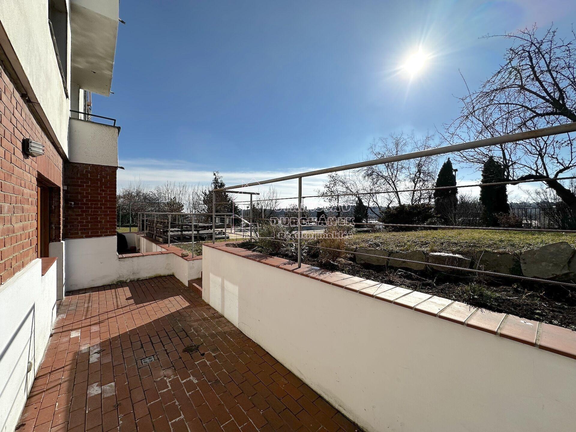 Pronájem bytu 1+1, 40 m2 v domě se zahradou a bazénem, Praha 6-Střešovice, ul. Farní