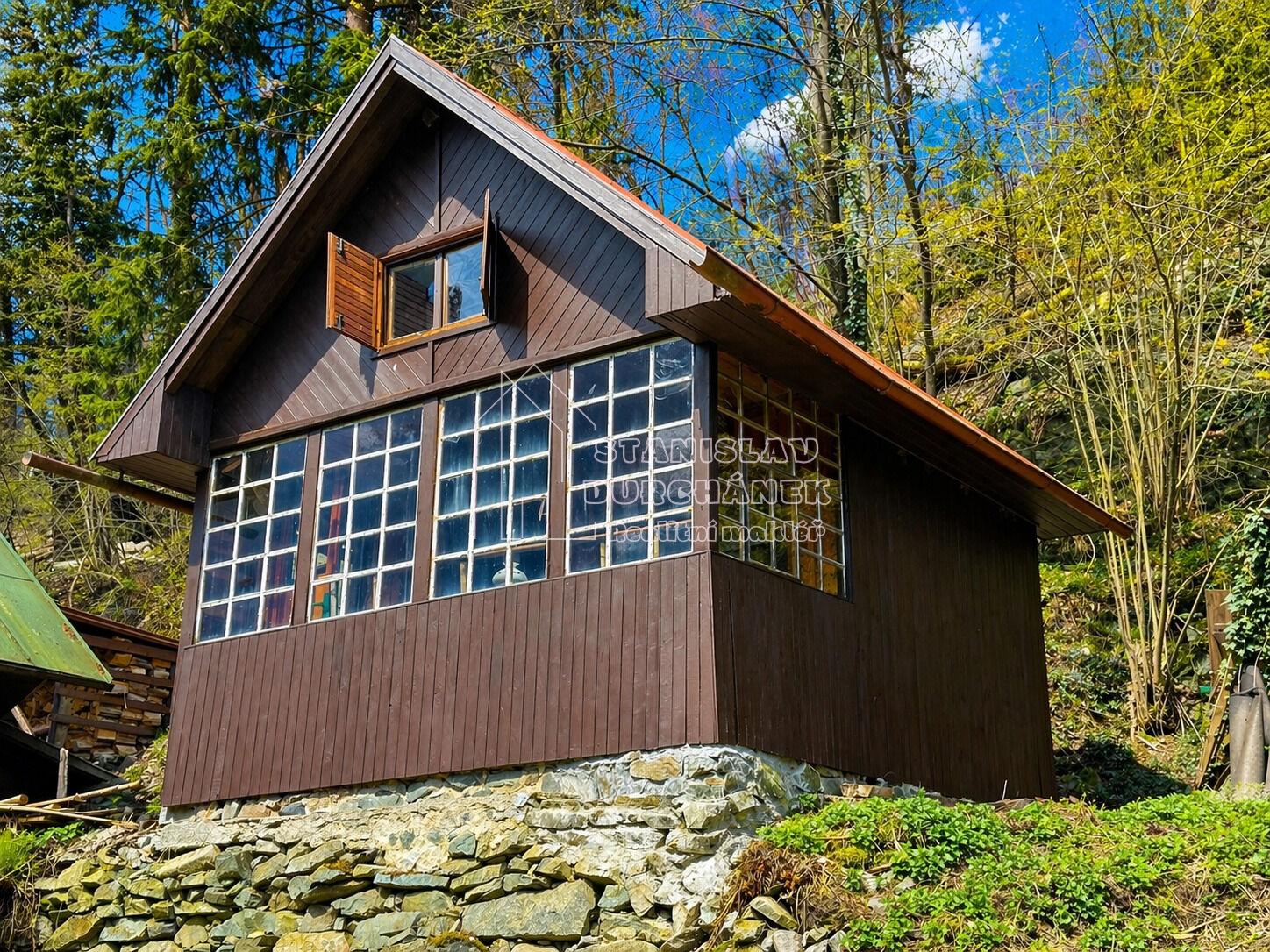 Malá chata v první řadě u řeky Sázavy – Kamenný Přívoz, část Hostěradice