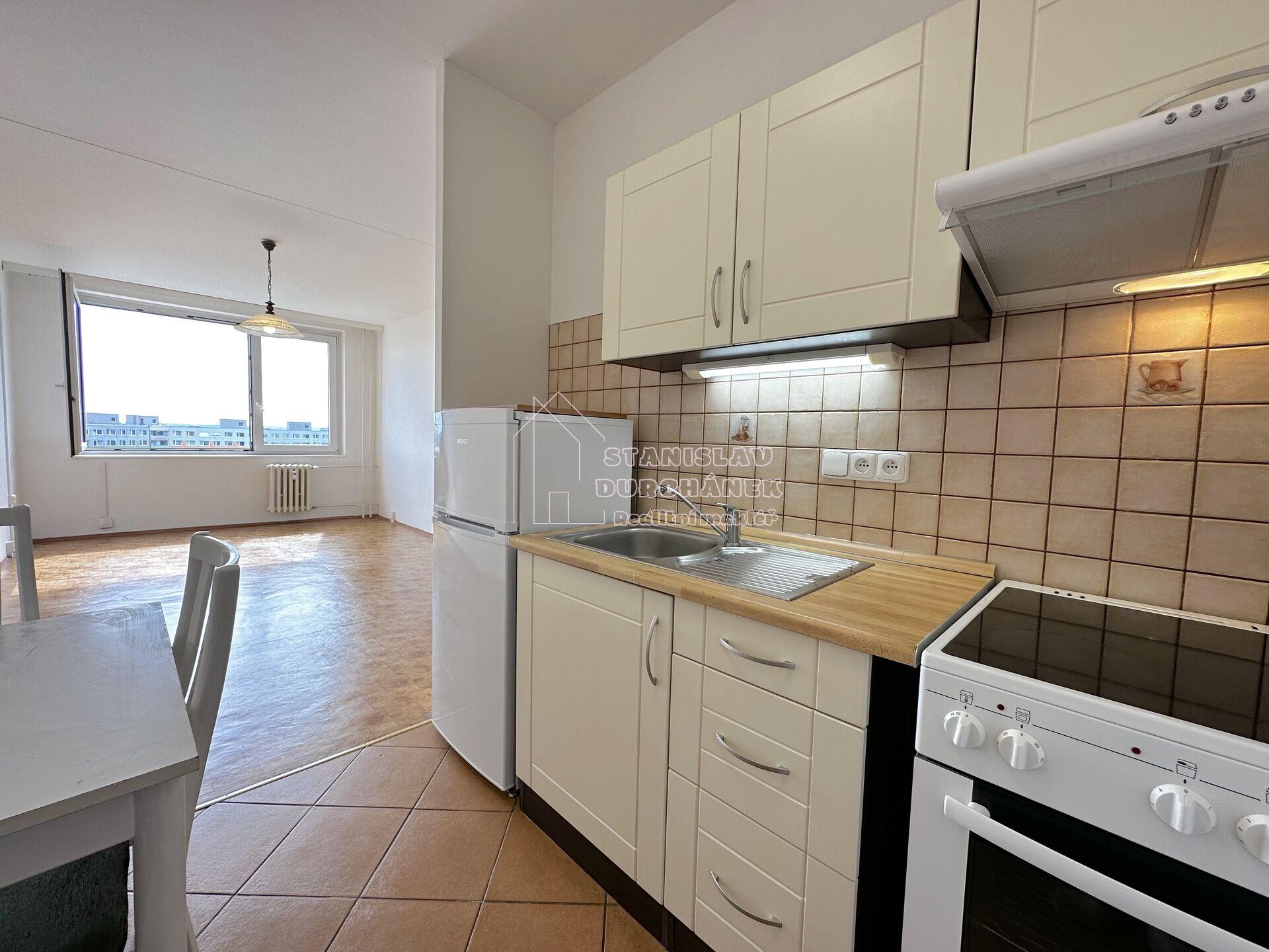 Pronájem nevybaveného bytu 2+kk, 44 m2, Praha 13-Stodůlky (Luka), ul. Trávníčkova