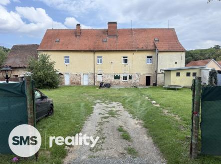 Příjezdová cesta zezadu domu | Prodej - pozemek pro bydlení, 1 419 m²