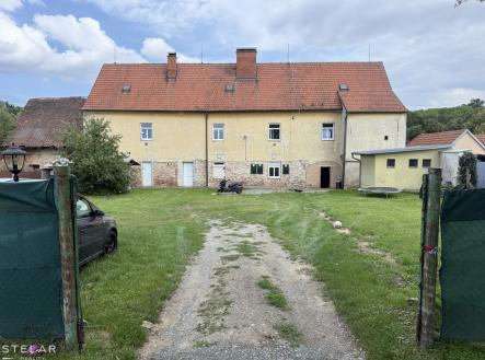 Příjezdová cesta zezadu domu | Prodej - pozemek pro bydlení, 1 419 m²