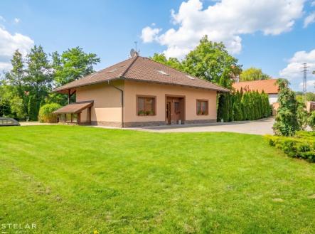 na-oknech-ze-predni-strany-202606221022.jpeg | Prodej - dům/vila, 204 m²