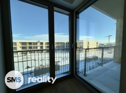 Vstup na lodžii z obývací části | Pronájem bytu, 2+kk, 64 m²