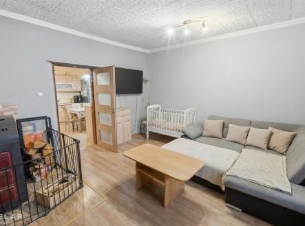 real-estate-decluttering-edit-nano-banana-pro-80682.jpg | Prodej - dům/vila, 79 m²