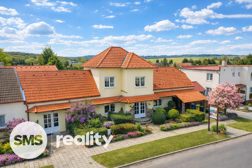 Letecký pohled na přední část nemovitosti