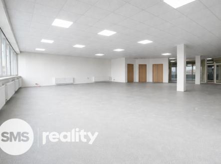 prazdny-komercni-prostor-s-drevenymi-dvermi.png | Pronájem - obchodní prostor, 167 m²
