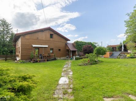 Pohled na dům ze zahrady, vidíme terasu, bazén a altán vzadu. | Prodej - dům/vila, 300 m²