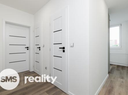 a do chodby se pohodlně vleze i vestavěná šatní skříň. | Prodej bytu, 2+1, 51 m²