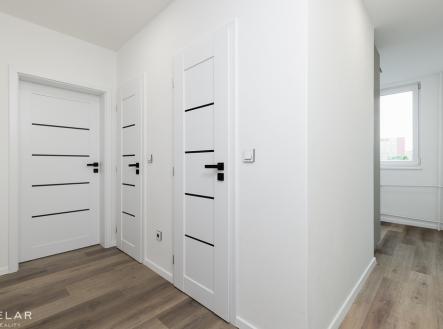 a do chodby se pohodlně vleze i vestavěná šatní skříň. | Prodej bytu, 2+1, 51 m²