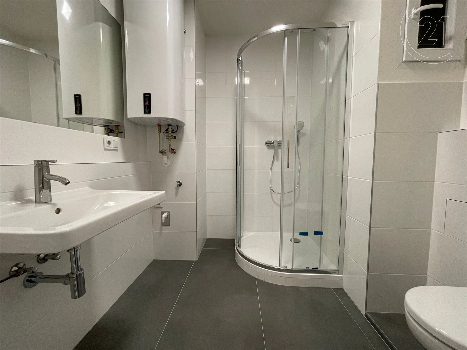 vana s stěna dlaždic, kachličková podlaha, sprcha, ohřívač vody, a zrcadlo