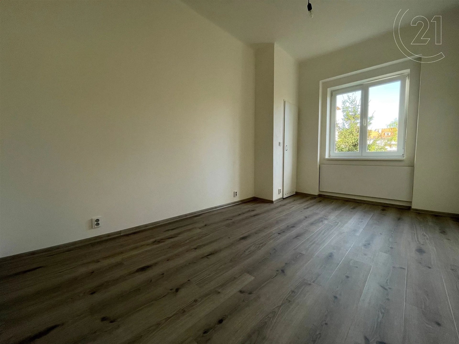 prázdná místnost s přirozené světlo a dřevěná podlaha