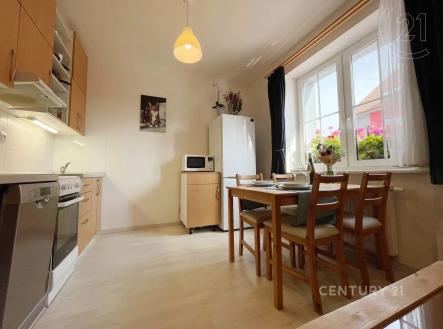 jídelna s přirozené světlo a dřevěná podlaha | Pronájem bytu, 1+kk, 23 m²