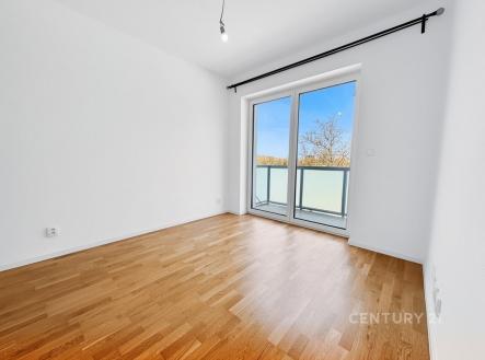 Prostorná ložnice s parketovou podlahou a velkými okny, moderní design, vhodná pro relaxaci, skvělá světlost díky velkým francouzským dveřím. | Pronájem bytu, 2+kk, 35 m²