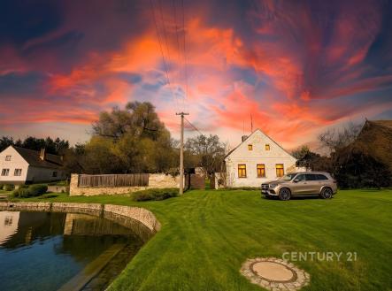 Kamenný venkovský dům s moderním autem na prostorné zelené zahradě, vedle rybníka. Okolí nabízí klid a přírodní krásy. | Prodej - chata/rekreační objekt, 156 m²