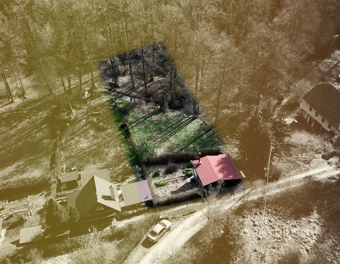 Zahrada s chatou na lesním pozemku, okolní příroda, klidná lokalita, vhodné pro rekreaci a relaxaci.