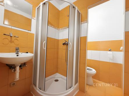 Kompaktní koupelna se sprchovým koutem, oranžová dlažba, bílá sanitární technika, moderní design, vhodná pro menší bytové prostory. | Prodej bytu, 1+kk, 20 m²