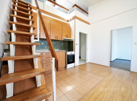kuchyně se schodištěm do mezonetu  | Pronájem bytu, 2+kk, 53 m²
