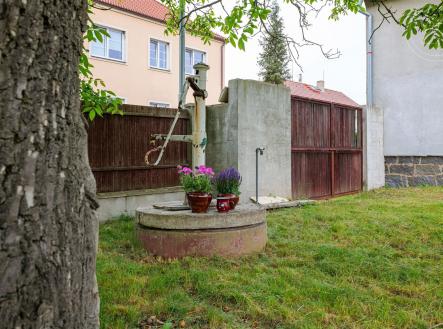 zahrada s plot a trávník | Prodej - chata/rekreační objekt, 152 m²