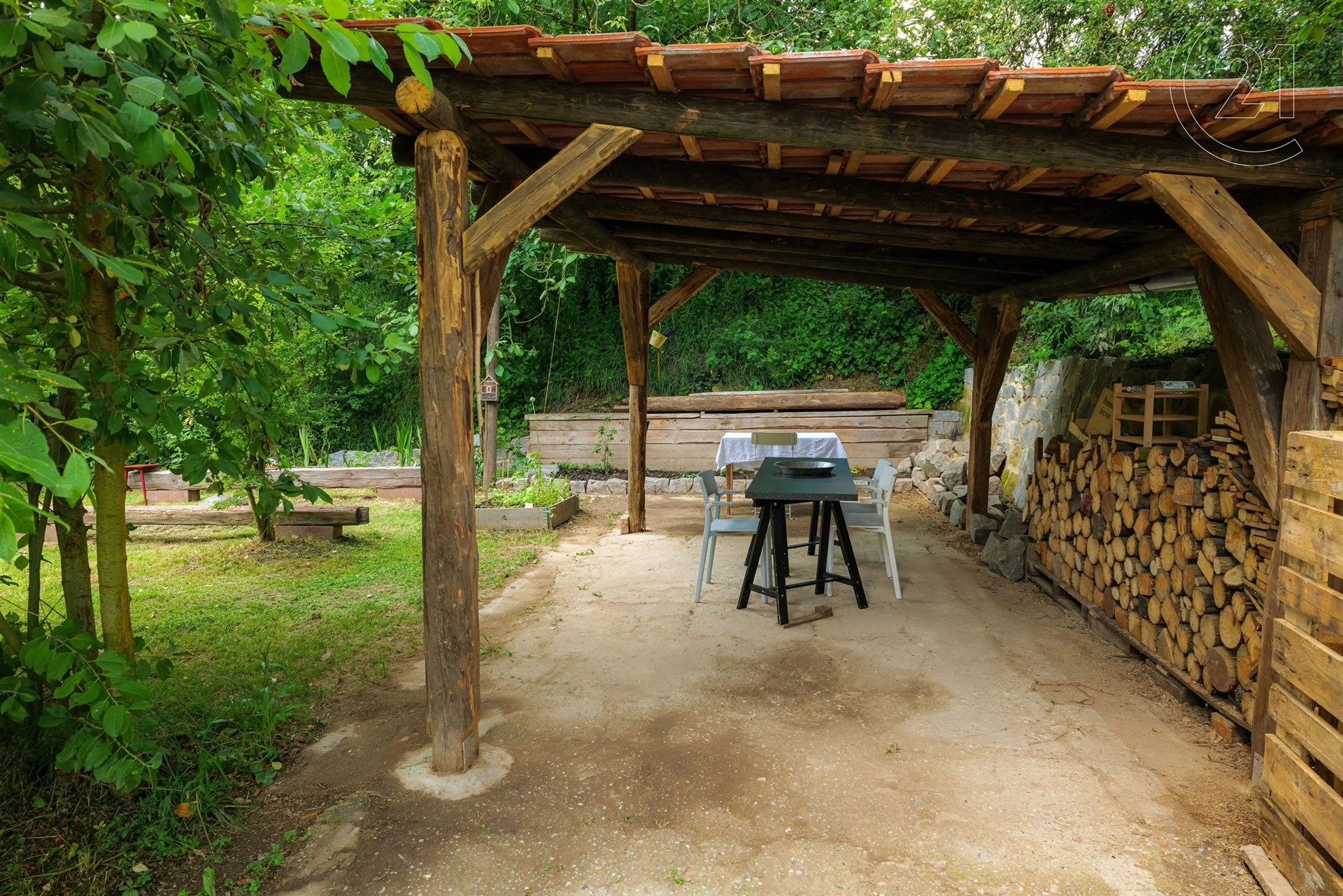 terasa s patio, pohled na lesy, a pergola