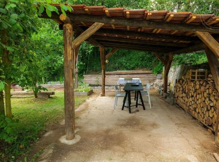 terasa s patio, pohled na lesy, a pergola | Prodej - dům/vila, 350 m²