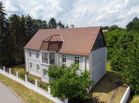 venkovní obytný prostor s plot a pohled na lesy | Prodej - dům/vila, 350 m²