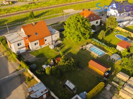Pohled ze zadní strany domu | Prodej - dům/vila, 220 m²