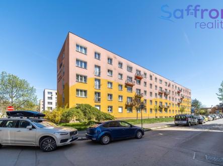 Pohled na dům - okno 1. pokoje | Prodej bytu, 2+1, 51 m²