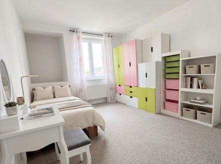 Světla dětský pokoj s kobercovou podlahou, vestavěnými skříněmi a moderním nábytkem. | Pronájem bytu, 3+kk, 70 m²