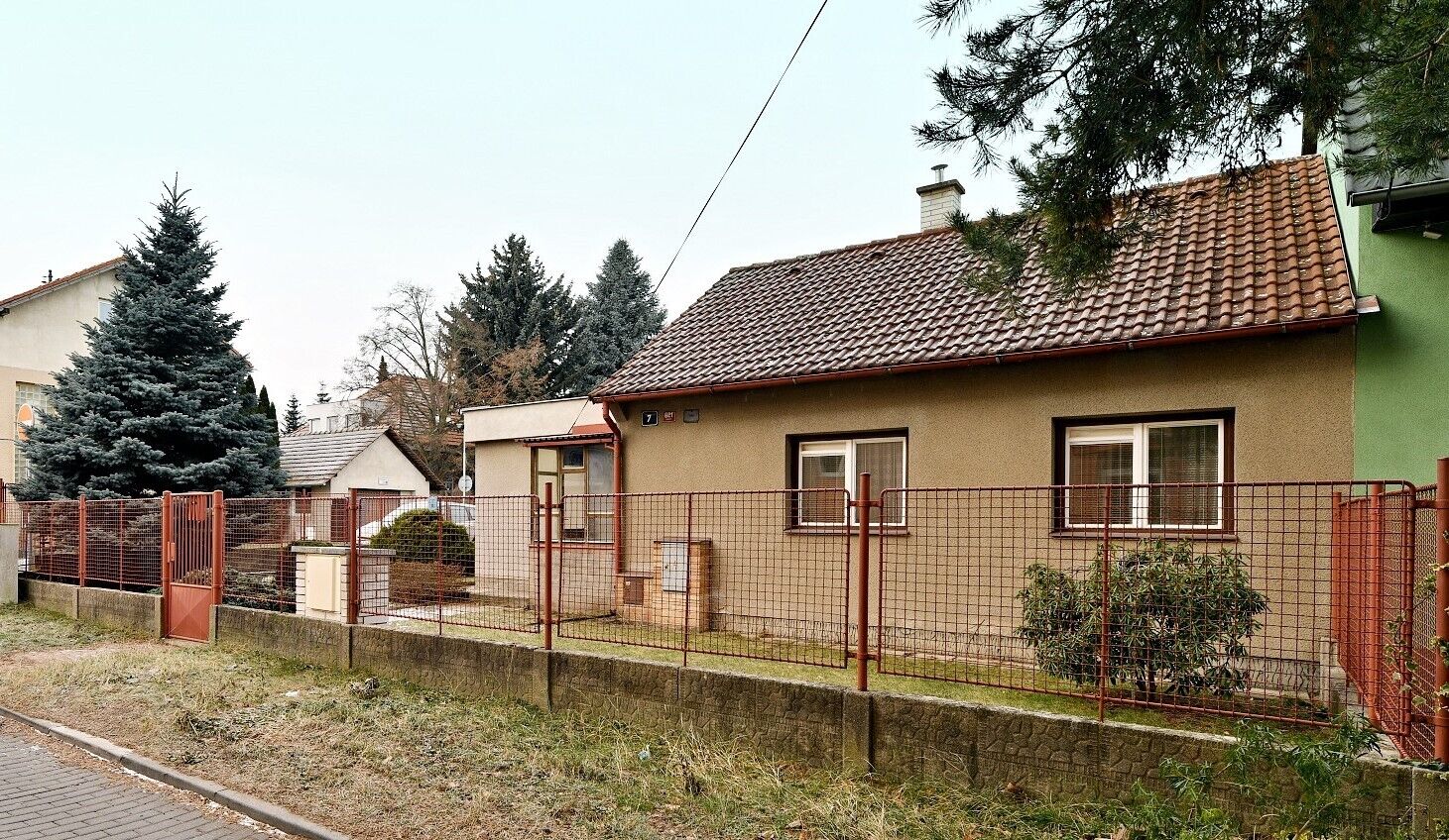 Prodej rodinného domu 174m², pozemek 467m², garáž, dílna, sklepy, zahradní domek, půda, Praha Kbely.
