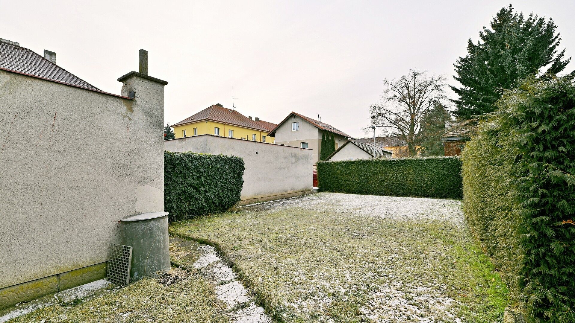 Prodej rodinného domu 174m², pozemek 467m², garáž, dílna, sklepy, zahradní domek, půda, Praha Kbely.