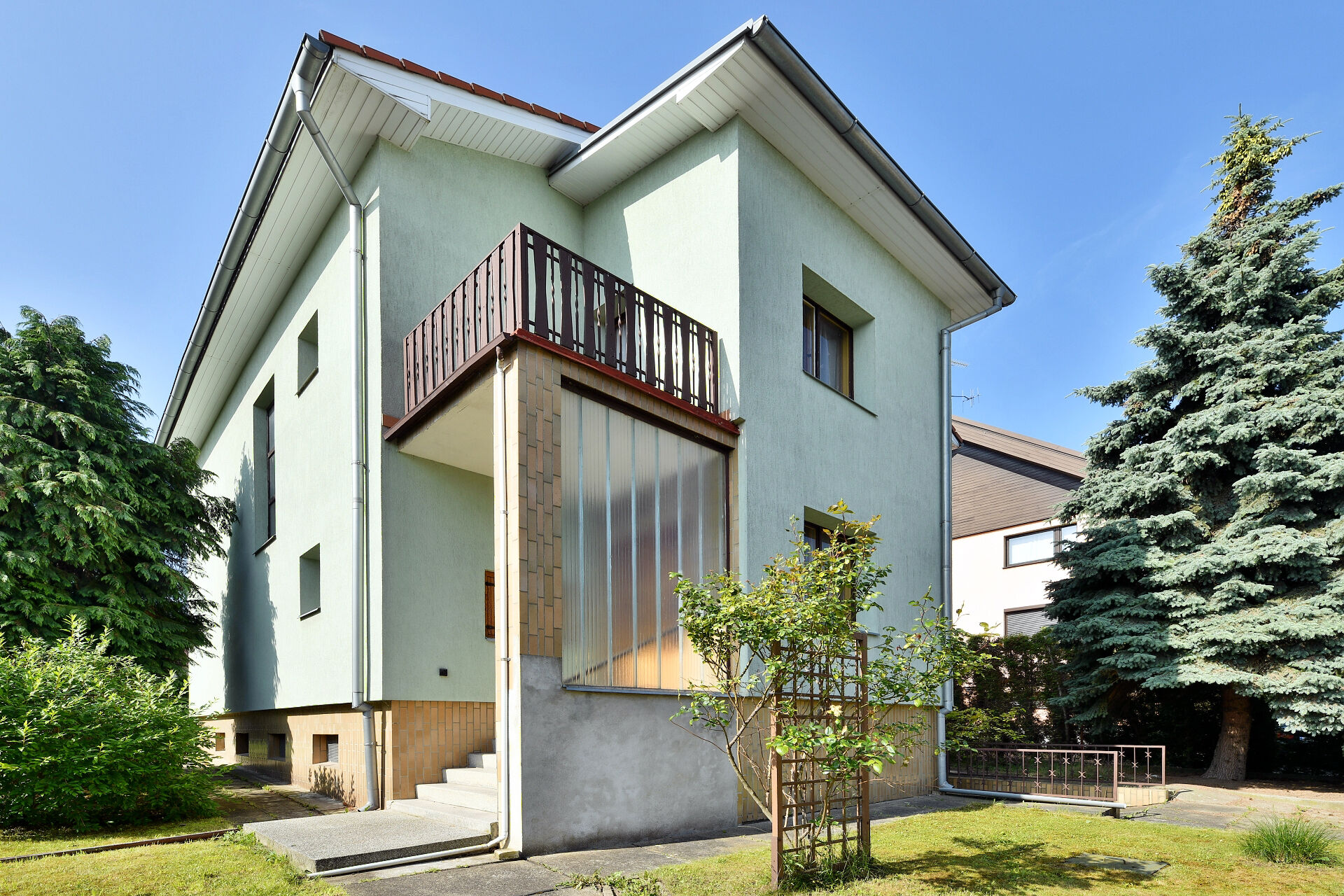Prodej rodinného domu 280m², celý podsklepený, pozemek 766m², studna, zahradní domek, Praha Kbely.