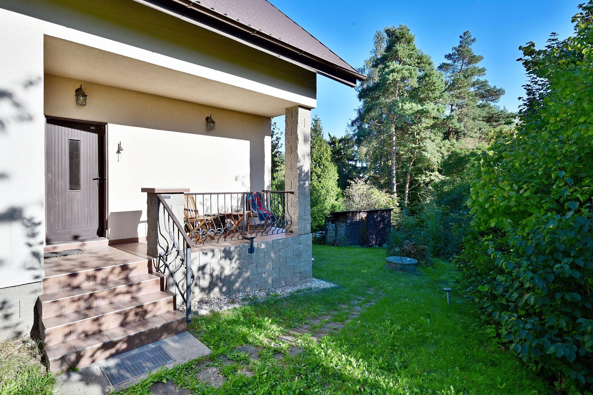 Chalupa k trvalému bydlení, celková plocha 156m², pozemek 441m², sklep, studna, zahradní domek.
