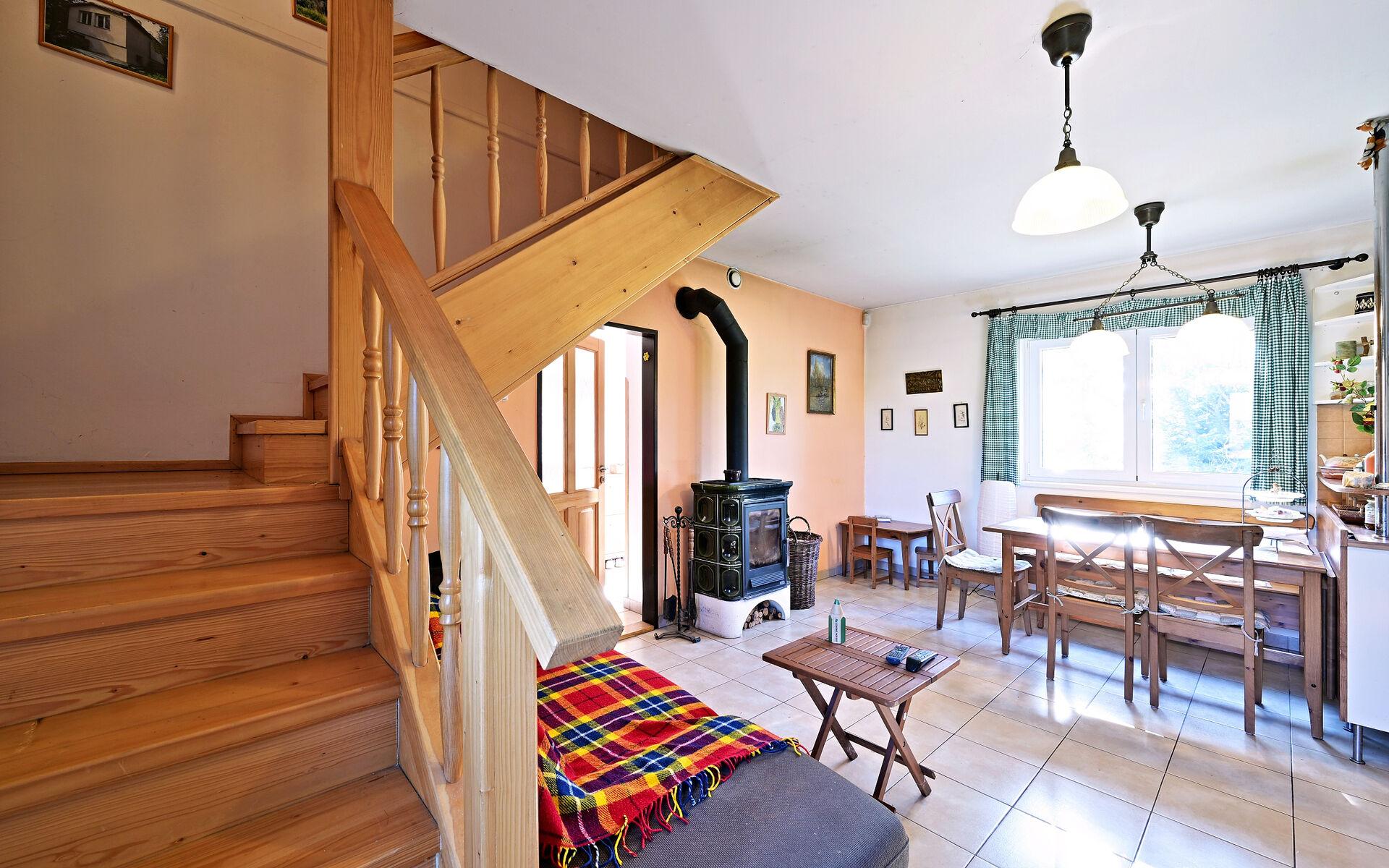 Chalupa k trvalému bydlení, celková plocha 156m², pozemek 441m², sklep, studna, zahradní domek.
