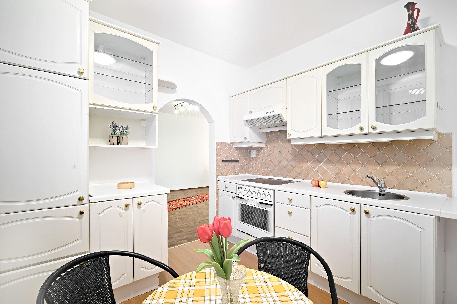 Pronájem bytu 3+1, 69 m², včetně zasklené lodžie, plus sklep 6 m², výtah, OV, Praha Hlubočepy.