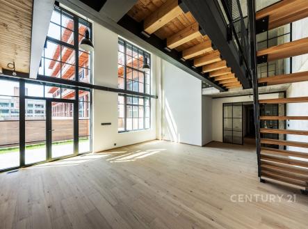 Světlý obývací pokoj s parketovou podlahou, velká okna, moderní schody, stylové provedení dřeva a kovu, dostatek přirozeného světla. | Prodej bytu, atypický, 181 m²