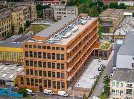 Průmyslový areál s moderními kancelářemi, betonová konstrukce, velká okna, vhodné pro komerční prostory, atraktivní lokalita. | Prodej bytu, 2+kk, 48 m²