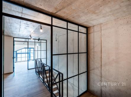 Průmyslová chodba s betonovým stropem, prosklené stěny, parketová podlaha, moderní styl, světlá dispozice | Prodej bytu, 3+kk, 66 m²