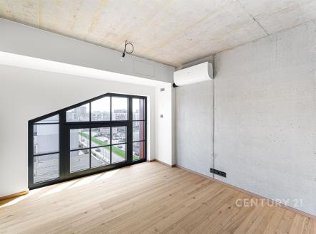 Světlý obývací pokoj s velkými okny, parketovou podlahou a moderním industriálním stylem. | Prodej bytu, 3+kk, 66 m²