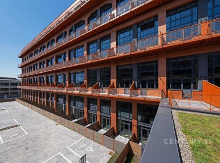 Zrekonstruovaná budova s moderními fasádními prvky, velkými okny a terasami. Původní průmyslový styl, cihlové detaily a světlé prostory. | Prodej bytu, 2+kk, 49 m²