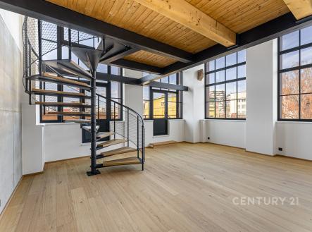 Světlý obývací pokoj s dřevěnou podlahou a velkými okny, moderní točité schodiště, industriální styl, vysoké stropy. | Prodej bytu, 4+kk, 110 m²