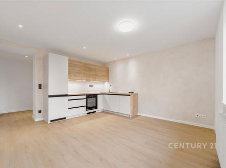 Moderní kuchyň s parketovou podlahou a vestavěnými spotřebiči, světlý interiér s dřevěným dekorem a elegantním designem. | Prodej bytu, 3+kk, 60 m²