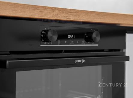 Moderní kuchyňská linka s vestavěnou troubou Gorenje, černý design a dřevěná pracovní deska, ideální pro moderní bydlení | Prodej bytu, 3+kk, 60 m²
