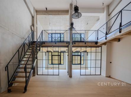 Velký industriální obývací pokoj, parketová podlaha, ocelové schodiště, vysoké stropy a prosklená přepážka, moderní styl. | Prodej bytu, 4+kk, 176 m²