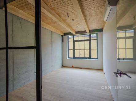 Pracovní prostor s dřevěným stropem, skleněnými příčkami a parketovou podlahou nabízí moderní design a velká okna pro přirozené světlo. | Prodej bytu, 4+kk, 176 m²