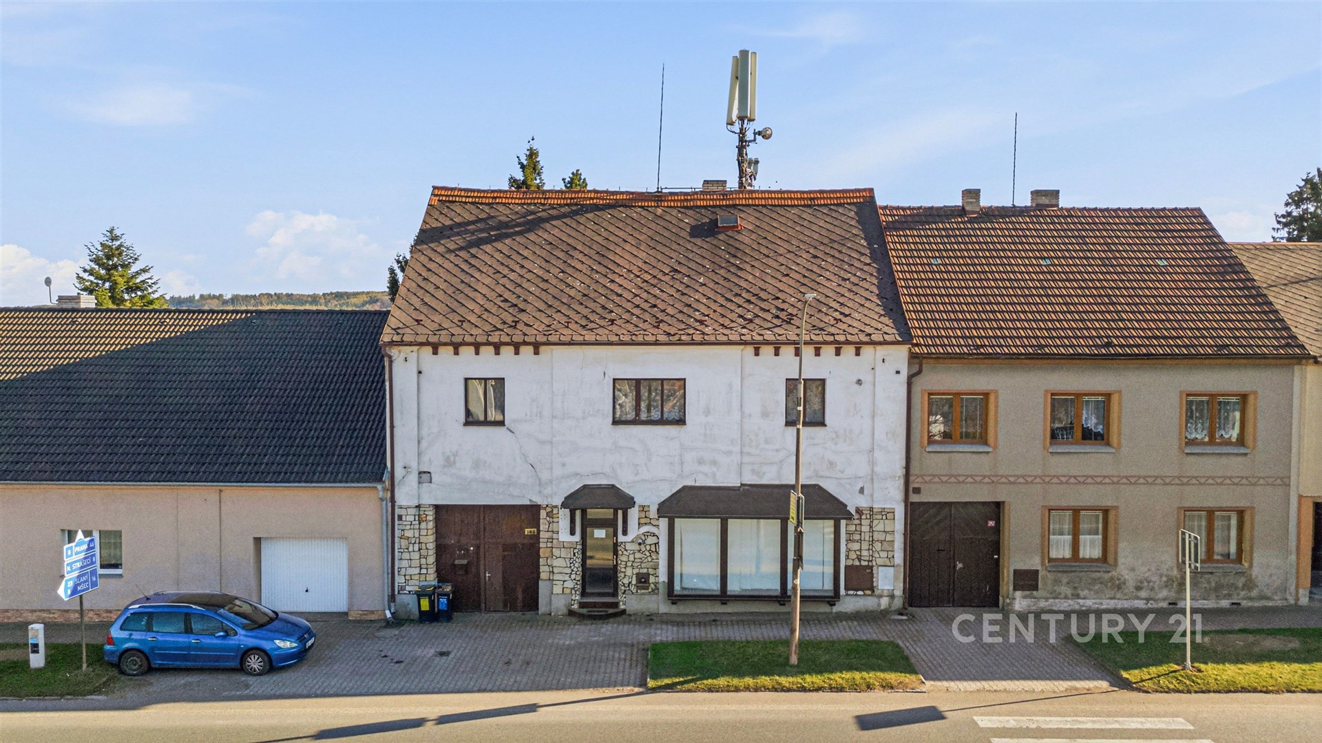 Dům se šikmou střechou, světlá fasáda, východová okna, parkování před domem, klidná lokalita.